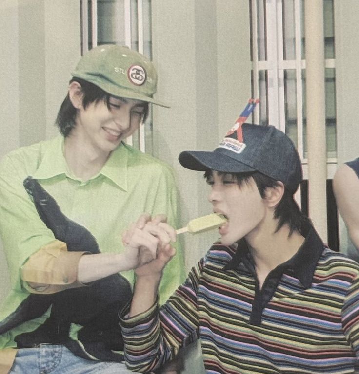 KEONHOLIC BASE INA tweet media