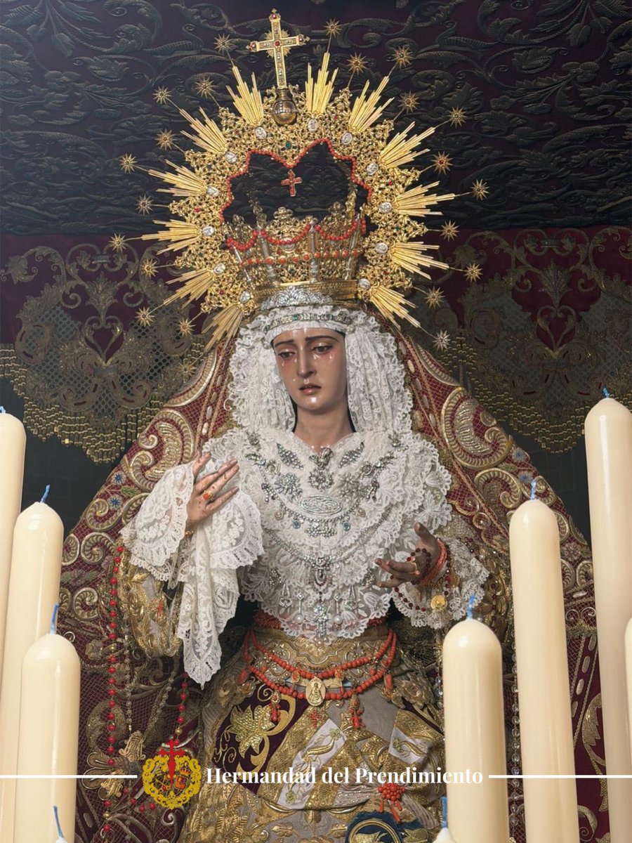 👉🏽 𝑴𝒂𝒓𝒊́𝒂 𝑺𝒂𝒏𝒕𝒊́𝒔𝒊𝒎𝒂 𝒅𝒆𝒍 𝑫𝒆𝒔𝒂𝒎𝒑𝒂𝒓𝒐 se encuentra entronizada en su Paso de Palio, estrena fajín bordado en oro, encaje de Bruselas y pañuelo, enjoyada evocando la 𝑭𝒍𝒐𝒓 𝒅𝒆𝒍 𝑺𝒆𝒏̃𝒐𝒓𝒊́𝒐, 𝑪𝒐𝒓𝒂𝒍𝒆𝒔 𝒑𝒂𝒓𝒂 𝒎𝒊 𝑮𝒊𝒕𝒂𝒏𝒂.