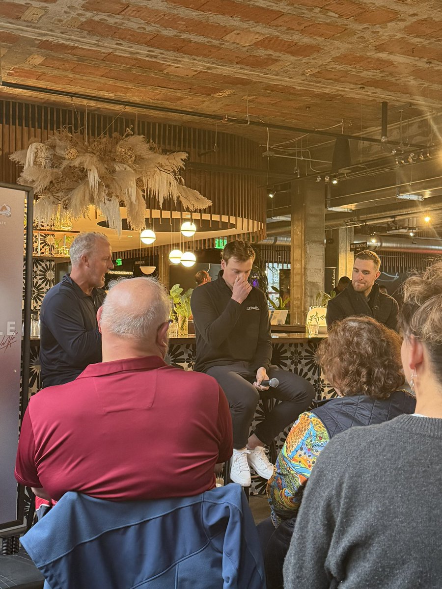 🏒 adrienne - hockey swiftie 🏒 tweet media