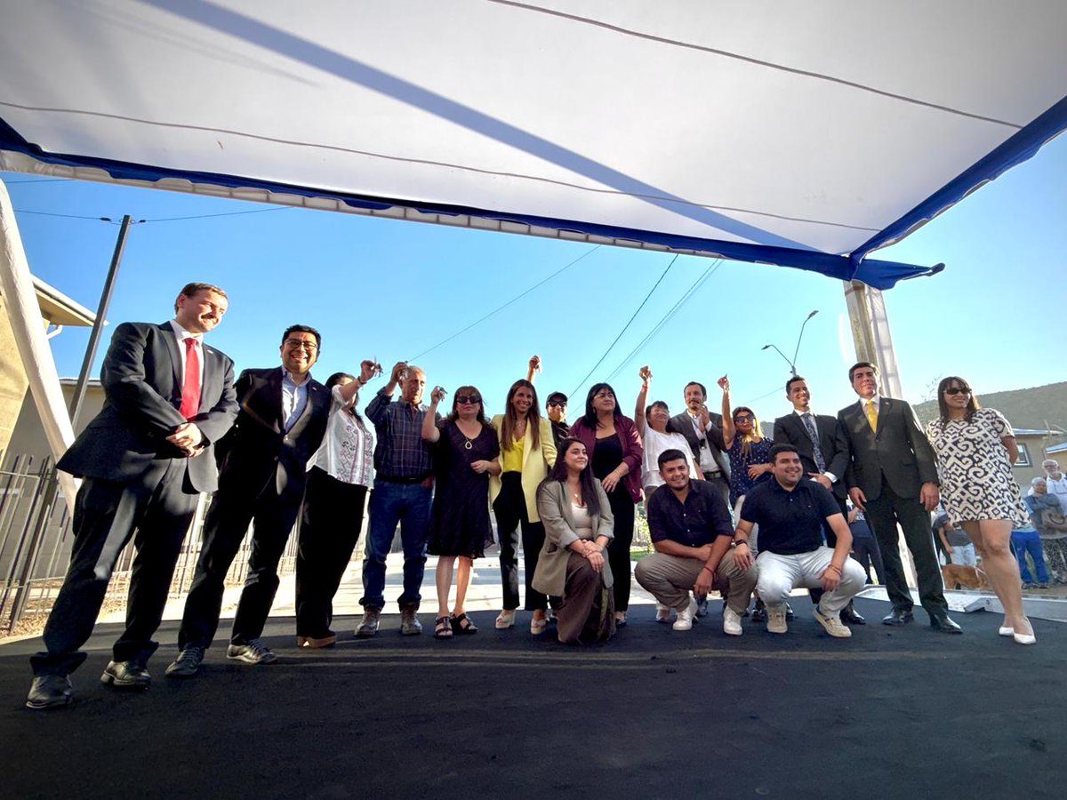 DPPMelipilla's tweet image. 🟦 ¡182 familias cumplieron el sueño de la casa propia en Melipilla!

El delegado Provincial de Melipilla, Gastón Libuy, junto a la Subsecretaria de Vivienda, Natalia Aguilar; el Seremi de Vivienda, Sebastián Norambuena; el dir de Serviu RM, Roberto Acosta;...
#GobiernoDeChile 🇨🇱