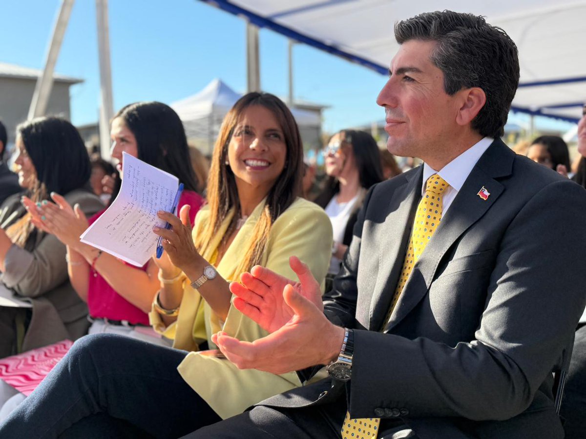 DPPMelipilla's tweet image. 🟦 ¡182 familias cumplieron el sueño de la casa propia en Melipilla!

El delegado Provincial de Melipilla, Gastón Libuy, junto a la Subsecretaria de Vivienda, Natalia Aguilar; el Seremi de Vivienda, Sebastián Norambuena; el dir de Serviu RM, Roberto Acosta;...
#GobiernoDeChile 🇨🇱