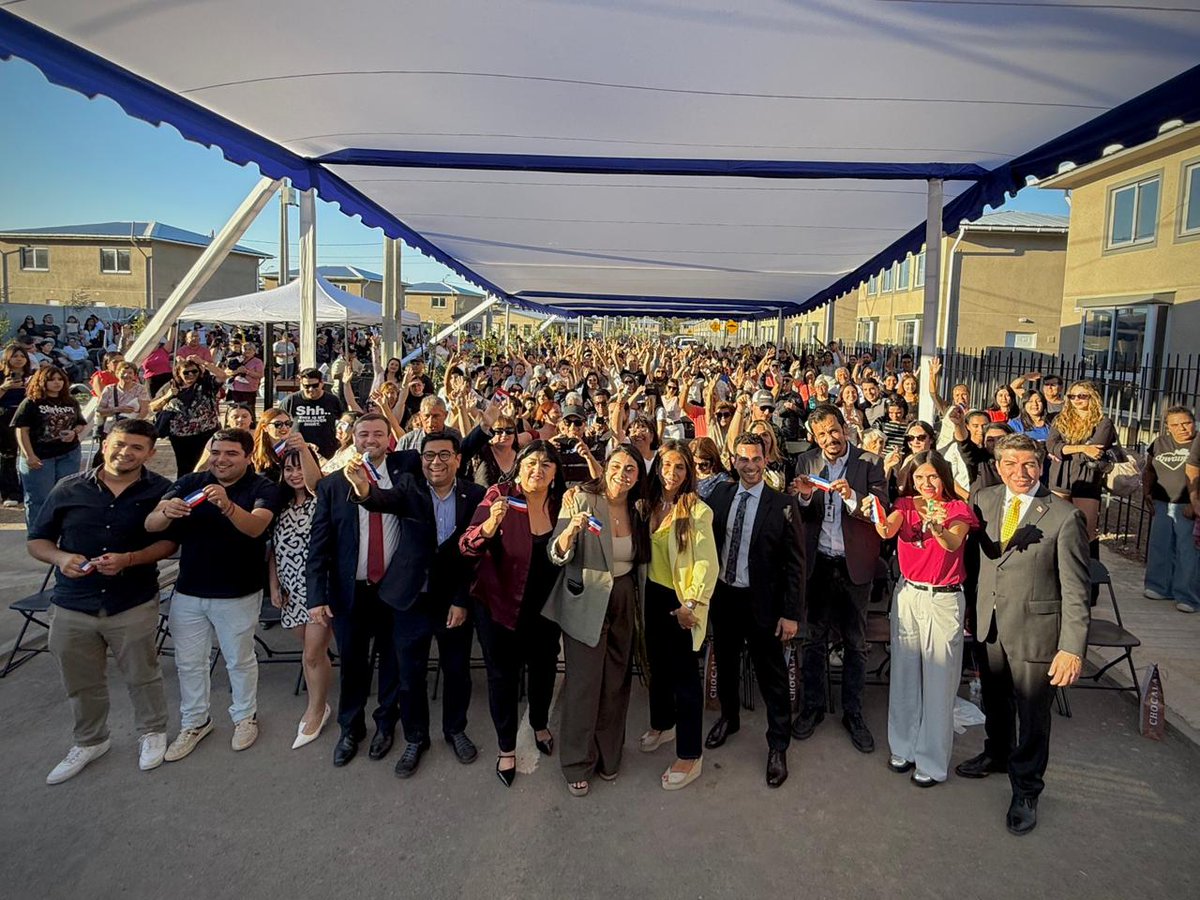 DPPMelipilla's tweet image. 🟦 ¡182 familias cumplieron el sueño de la casa propia en Melipilla!

El delegado Provincial de Melipilla, Gastón Libuy, junto a la Subsecretaria de Vivienda, Natalia Aguilar; el Seremi de Vivienda, Sebastián Norambuena; el dir de Serviu RM, Roberto Acosta;...
#GobiernoDeChile 🇨🇱