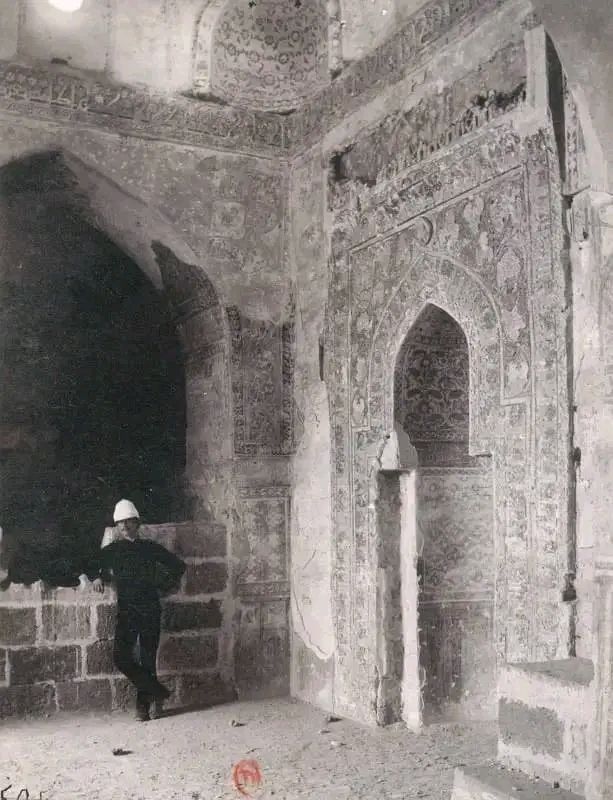 عالم الآثار السويسرى ماكس فان يرشم
داخل مشهد الجيوشى بجبل المقطم
القاهرة #مصر سنة 1892م