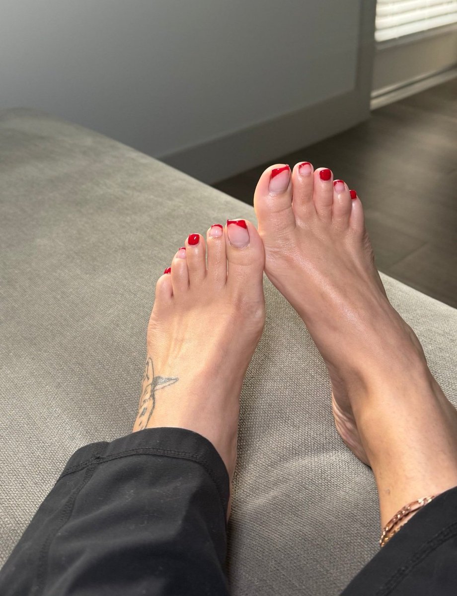 Feetgoddess Mia tweet media