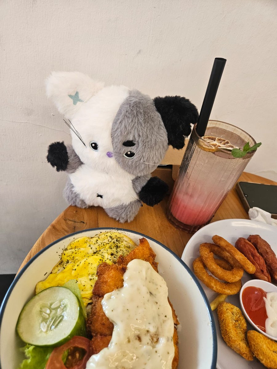 nandutndud's tweet photo. Adek nyangduu makan katzuuuu 🐱🍛 https://t.co/UdV70WAWHV