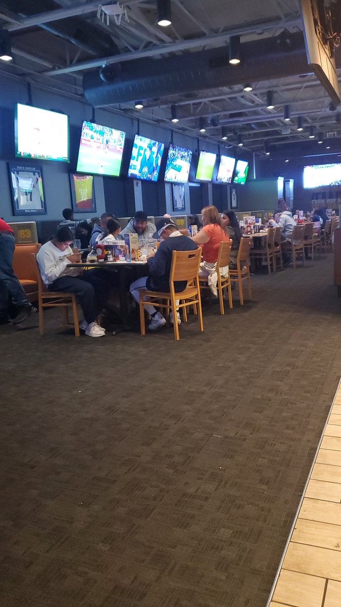 MammaMins's tweet photo. @BWWings @your North Babylon store on LI - Kids running the place. Half empty diningroom. Have to wait because there's not enough servers?  Is that ok with you? BAD Restaurant Model. Not a manager in sight. https://t.co/Ld01tz4qJZ