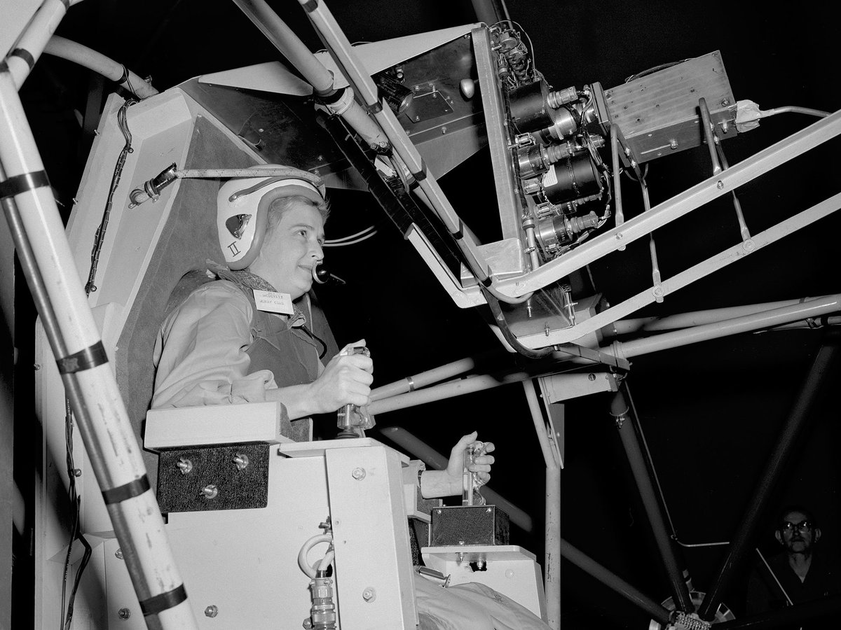 BartlettAstro's tweet image. Geraldyn “Jerrie” Cobb (1931-2019)
top 2% of ALL candidates on Mercury program screening test
7k flying hrs
1st woman to fly #ParisAirShow
ferried military aircraft in WWII
set 3 world aviation records
#NASA told her men only

#WomeninSTEM #astronaut #histsci #spaceflight