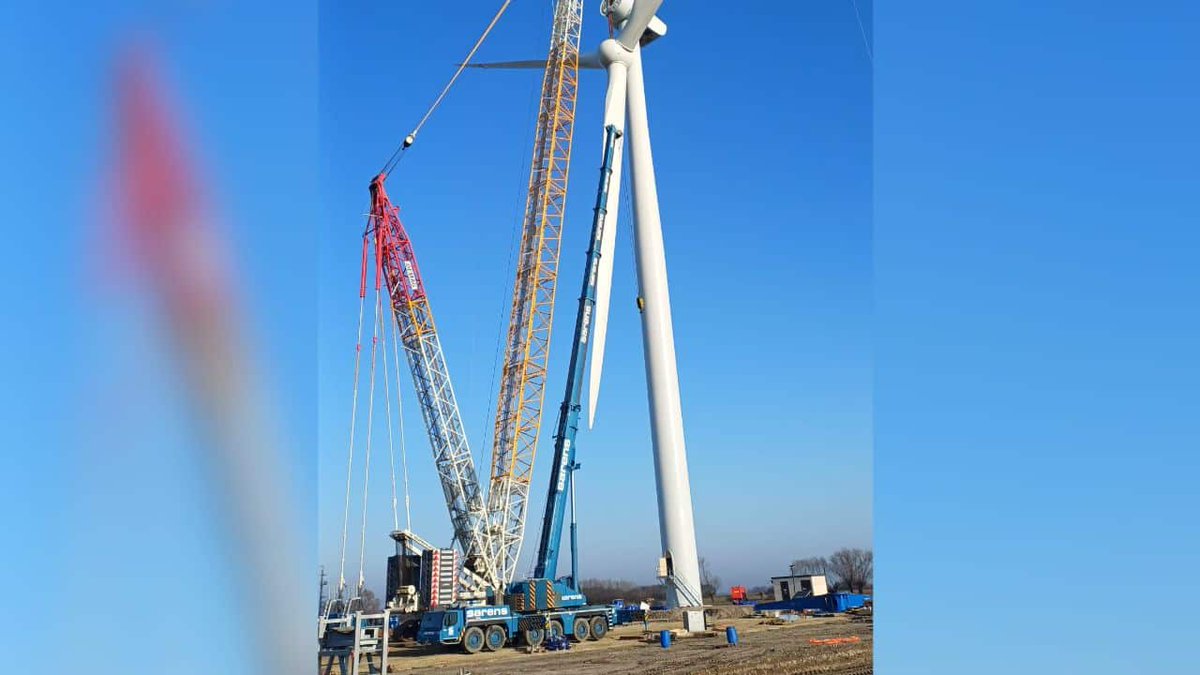 CALAustralia's tweet photo. Smooth lift at a wind farm project: Image: Sarens. 

Sarens has completed a wind turbine installation at the Popowo Stare wind farm in Poland, providing specialised crane services for …  

Cranes &amp; Lifting. https://t.co/vbgAaviEMc https://t.co/05r210AGIG