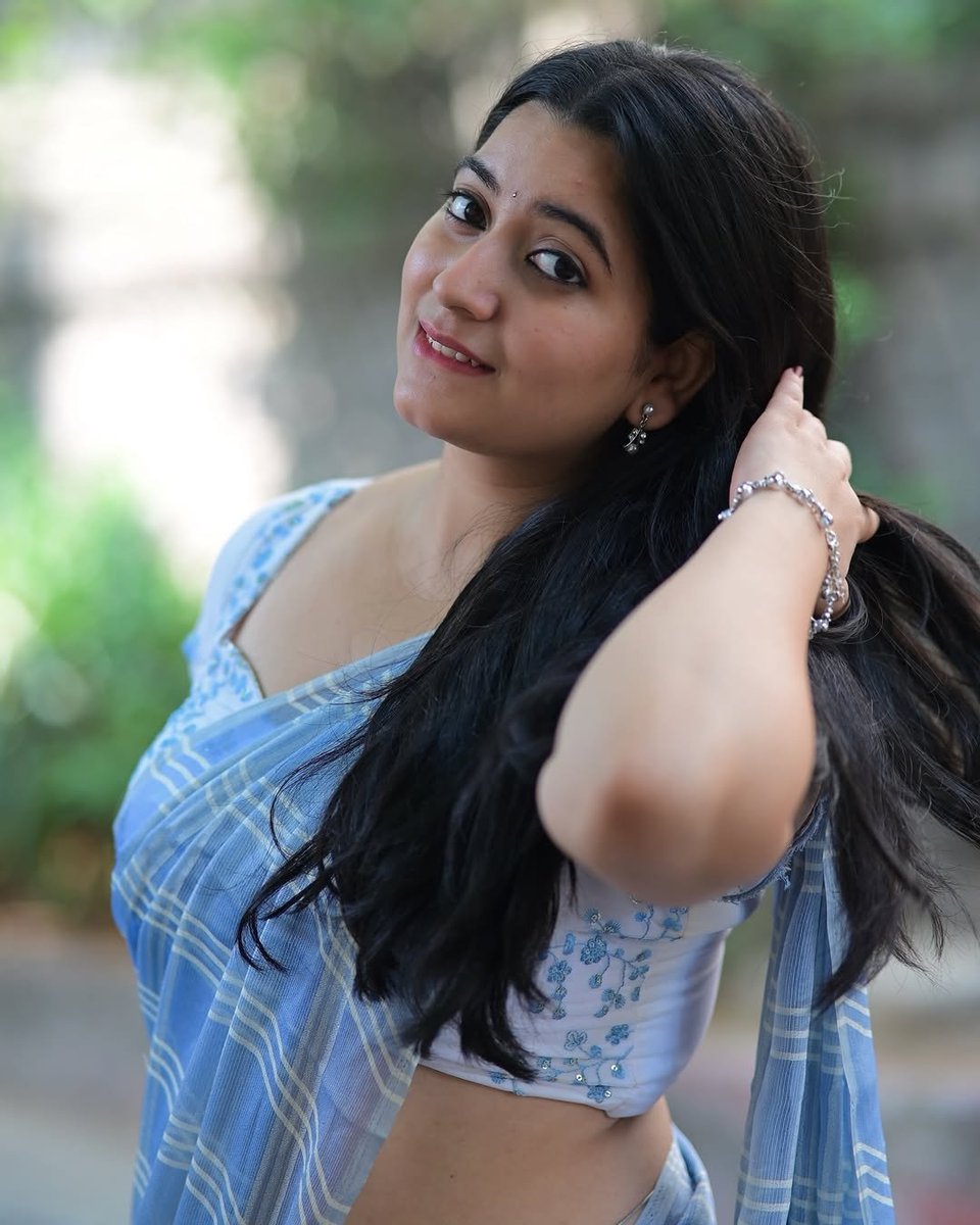 prathi_sarvan's tweet photo. Perfect structure 😈🔥 wrapped  in revealing 🍑💋 heritage silk ✨, every curve  begging 🤤💦 for dirty  hands 👋🥵. Who's unwrapping? 😘🍾 https://t.co/TJHmBX3q8f