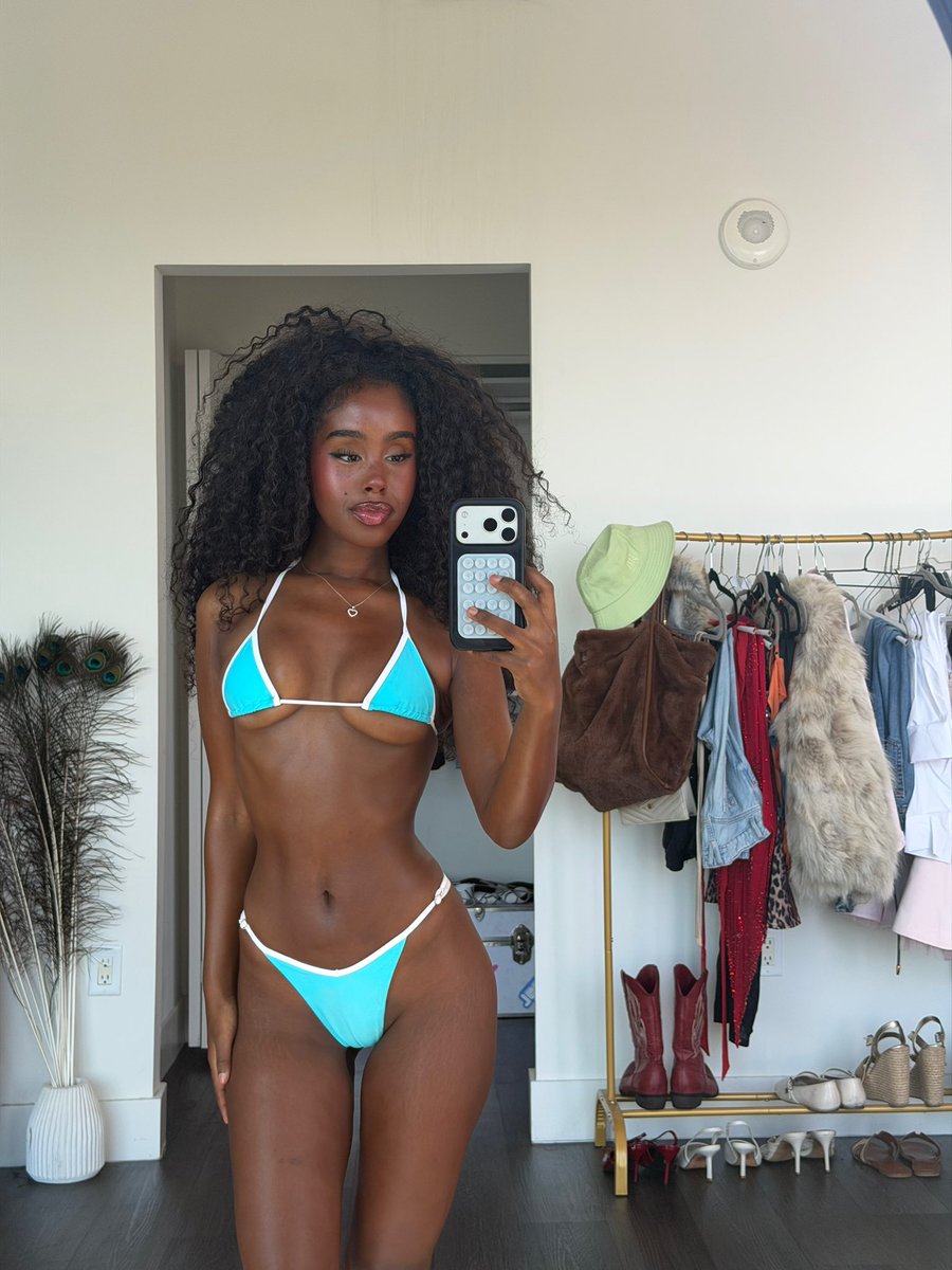 rennnbabyyxx's tweet photo. This shade of blue> https://t.co/wJkABGkNrI