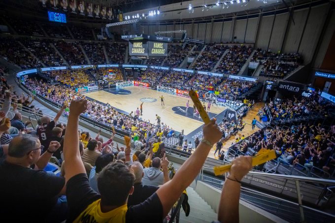 Pinzón Azul 👓 🏊‍♂️🎻 tweet media