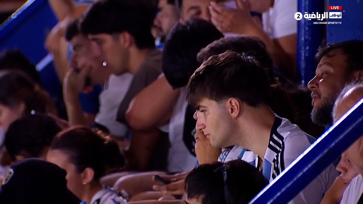 الجماهير تتسابق لالتقاط صور تذكارية مع كرة هدف ميسي. الأرجنتين زامبيا | أبوظبي الرياضية 2 