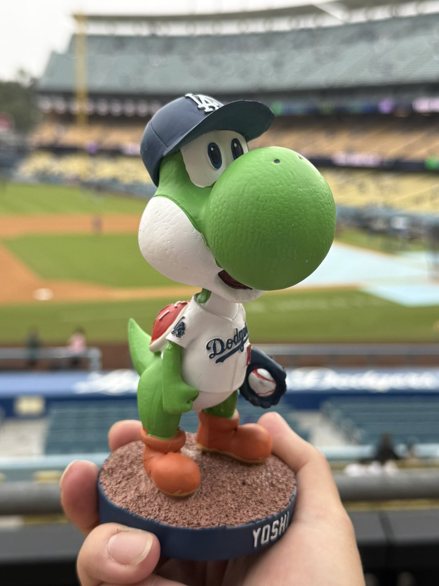 ヨッシーのボブルヘッドが可愛すぎる💙 #Dodgers #YoshinobuYamamoto