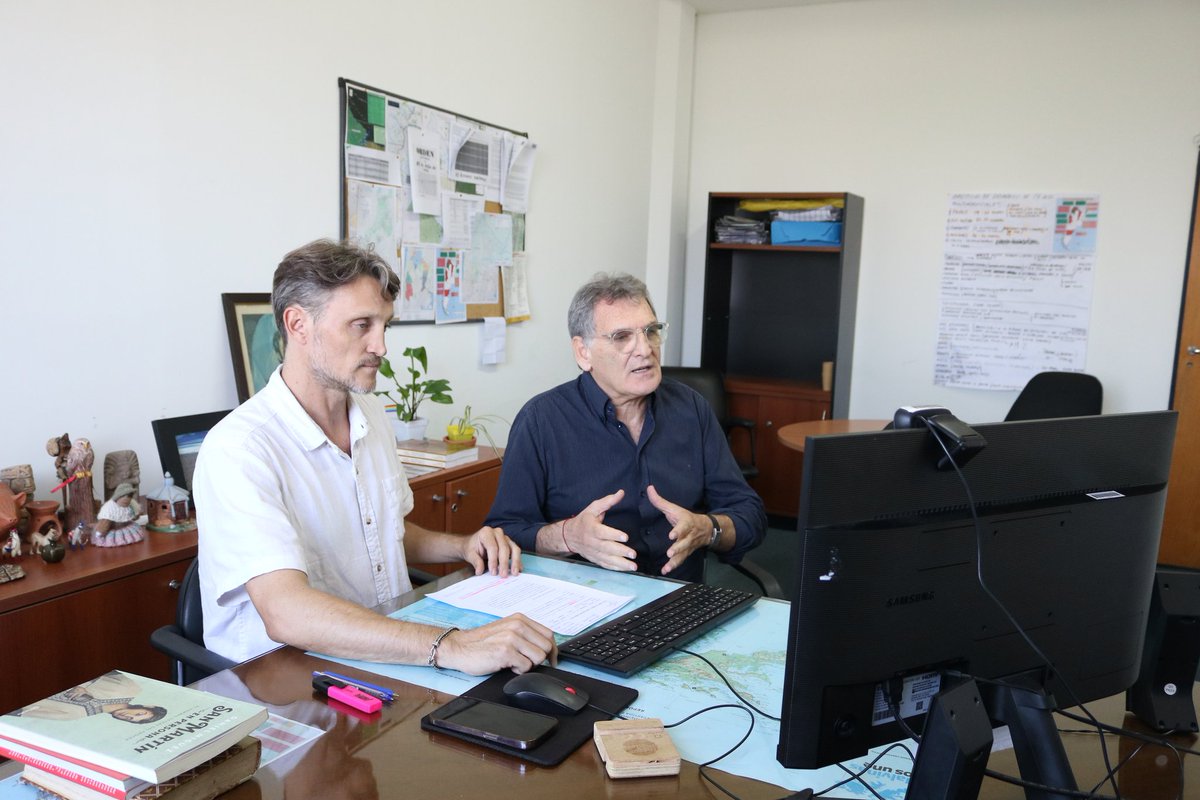 clauavruj's tweet photo. Cumplimos otra etapa del Proyecto Origen junto a @UNESCO_es. Luego de 2 años de capacitación en proyección audiovisual entregamos con el @GobiernoChaco equipamiento de altísimo nivel profesional al grupo de jóvenes cineastas Qom del Paraje Maipú. Seguimos avanzando. https://t.co/871pQTZrAz