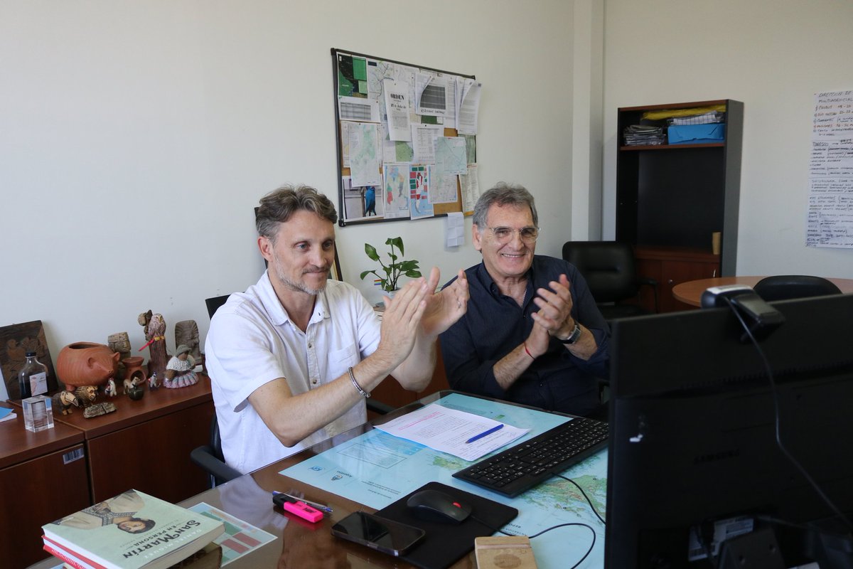 clauavruj's tweet photo. Cumplimos otra etapa del Proyecto Origen junto a @UNESCO_es. Luego de 2 años de capacitación en proyección audiovisual entregamos con el @GobiernoChaco equipamiento de altísimo nivel profesional al grupo de jóvenes cineastas Qom del Paraje Maipú. Seguimos avanzando. https://t.co/871pQTZrAz