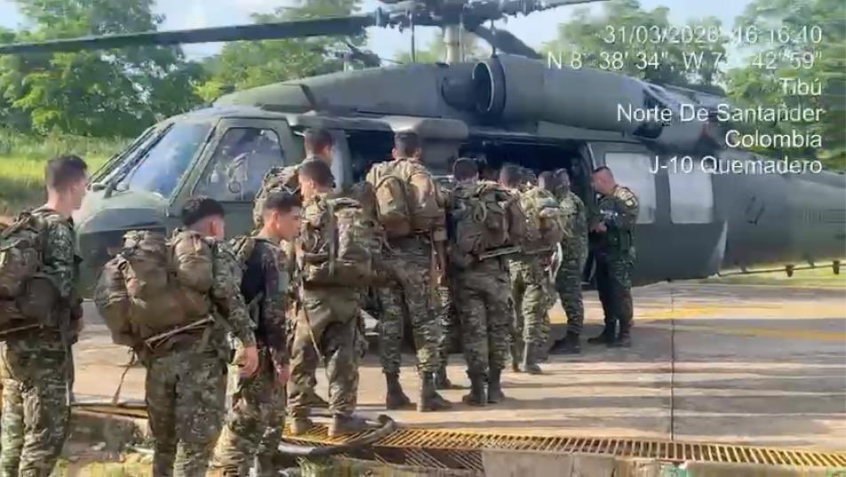Ejercito_Div2's tweet photo. #ComunicaciónOficial | Respecto a los hechos ocurridos en la mañana de hoy, en la base militar de la Fuerza de Tarea Vulcano, en Tibú, Norte de Santander, este Comando informa que, verificadas las condiciones climáticas se realizó el desplazamiento  vía aérea del personal hacia la ciudad de Cúcuta, esto con el propósito de preservar su seguridad e integridad.

Como institución, reiteramos que la protección de nuestros hombres es una prioridad permanente.

@COL_EJERCITO 
@FuerzasMilCol 
@mindefensa