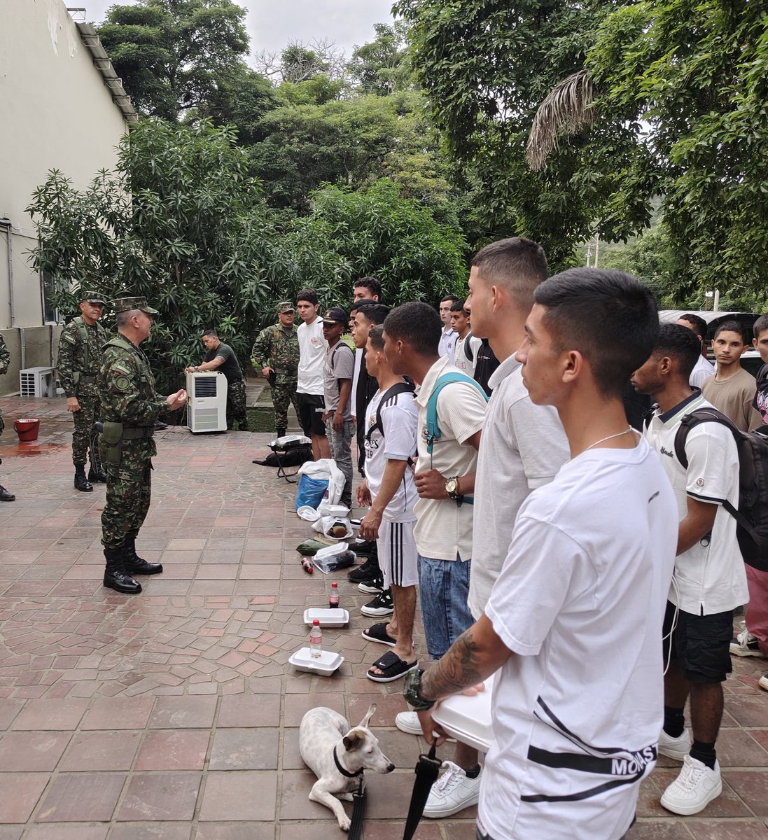 Ejercito_Div2's tweet photo. #ComunicaciónOficial | Respecto a los hechos ocurridos en la mañana de hoy, en la base militar de la Fuerza de Tarea Vulcano, en Tibú, Norte de Santander, este Comando informa que, verificadas las condiciones climáticas se realizó el desplazamiento  vía aérea del personal hacia la ciudad de Cúcuta, esto con el propósito de preservar su seguridad e integridad.

Como institución, reiteramos que la protección de nuestros hombres es una prioridad permanente.

@COL_EJERCITO 
@FuerzasMilCol 
@mindefensa