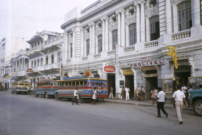 El edificio del Club Cartagena fue inaugurado en 1925. Fue diseñado por el arquitecto francés Gaston Lelarge, inspirado en la Opera de París. En 1959, el club se trasladó al barrio de Bocagrande. Con los años, quedó en abandono. Hoy sirve como sede del Hotel Four Seasons.