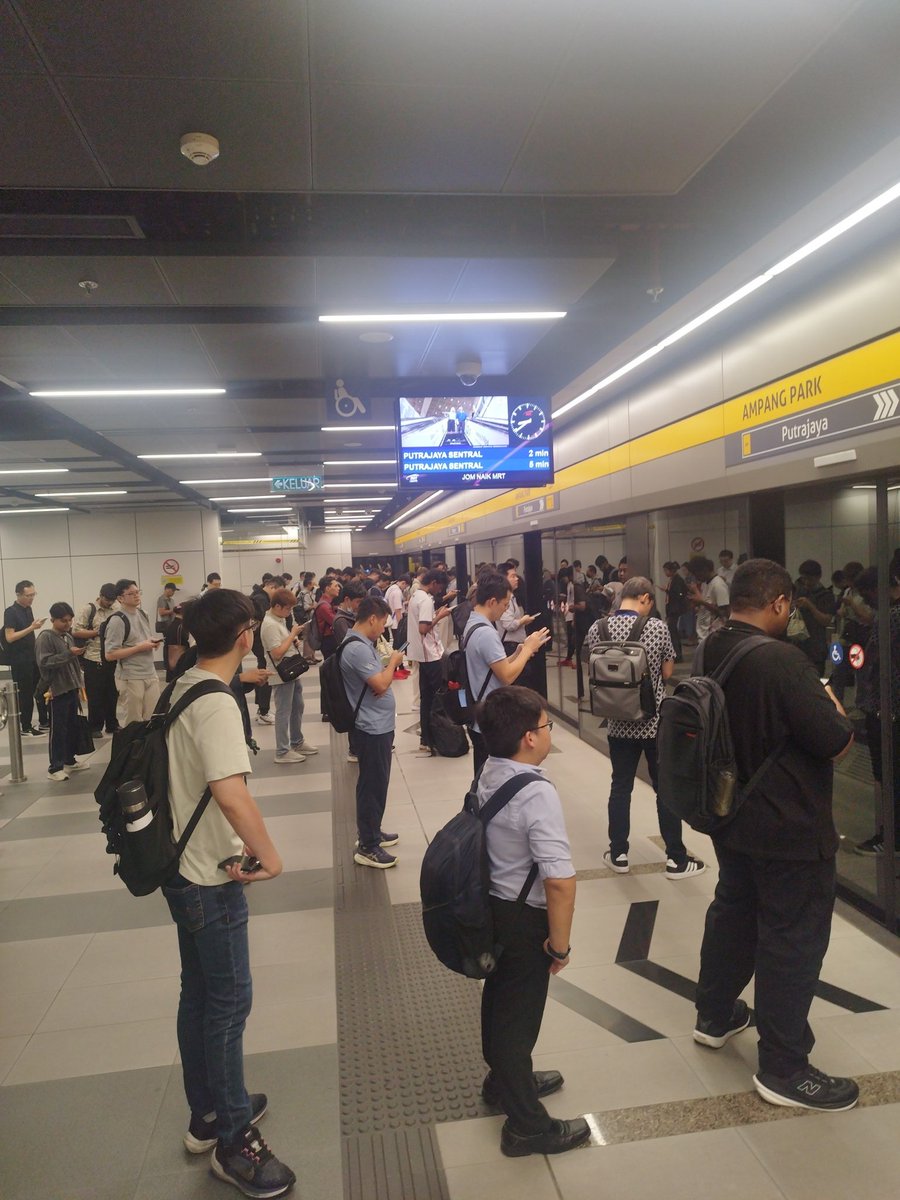 puvern17's tweet photo. @askrapidkl Seperti biasa kepala kau admin. Mrt Putrajaya apa isu??????????? Sial la lambat pasal korang. https://t.co/2Ua5tAxq1T