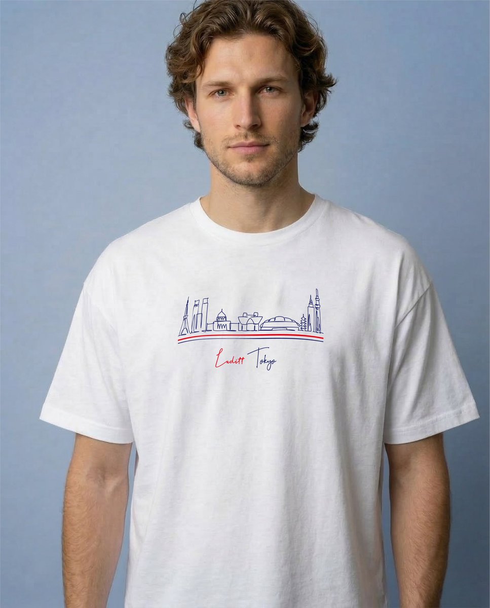 luditt_official's tweet photo. 東京の象徴的なランドマークを一筆書きのような繊細なラインで描き出した「Landmark Horizon T-Shirt」。
都会の喧騒をミニマルなアートへと昇華させた一着。
「シルクプリント」を採用し、細いライン一本一本まで美しく再現しました。
#LUDITT #graphictee #printtee #streetwear #tshirtdesign https://t.co/xLvnwYJm2p