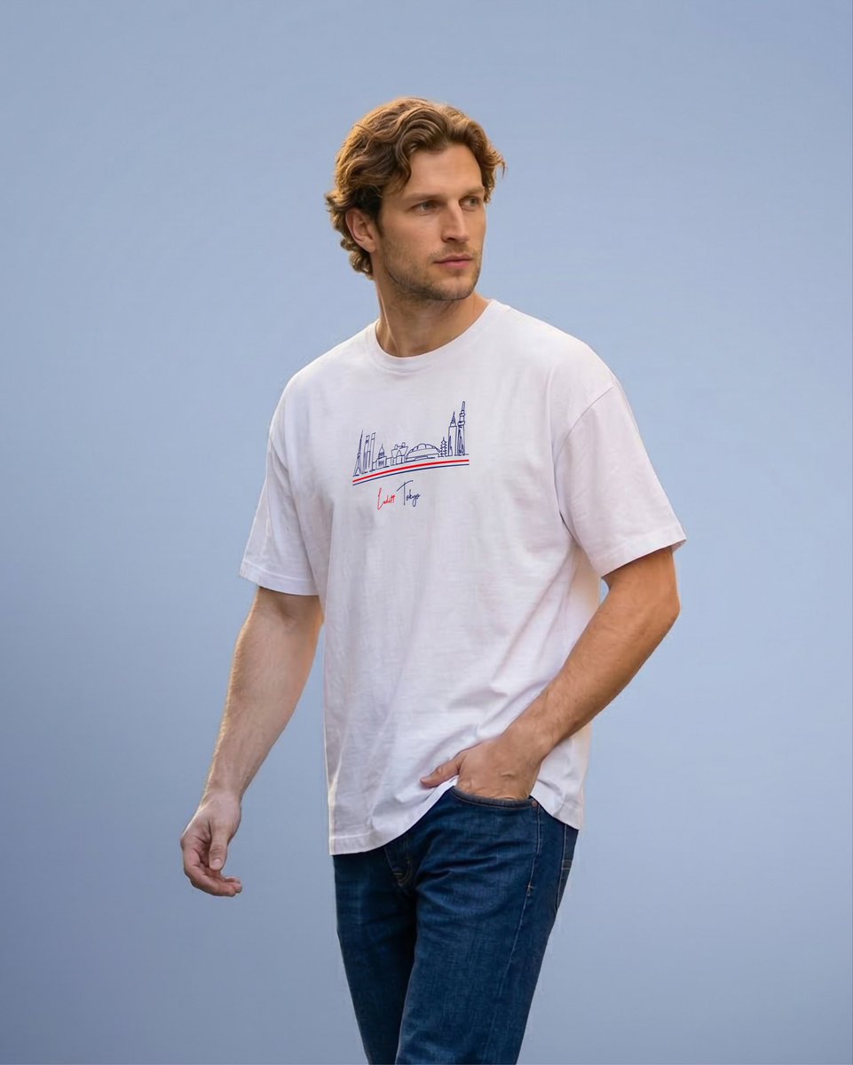 luditt_official's tweet photo. 東京の象徴的なランドマークを一筆書きのような繊細なラインで描き出した「Landmark Horizon T-Shirt」。
都会の喧騒をミニマルなアートへと昇華させた一着。
「シルクプリント」を採用し、細いライン一本一本まで美しく再現しました。
#LUDITT #graphictee #printtee #streetwear #tshirtdesign https://t.co/xLvnwYJm2p