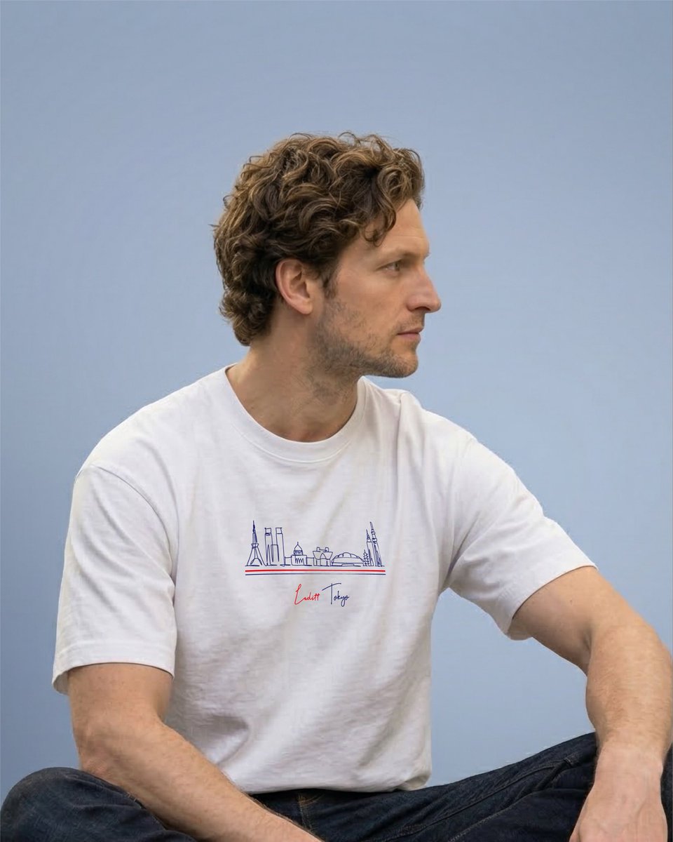 luditt_official's tweet photo. 東京の象徴的なランドマークを一筆書きのような繊細なラインで描き出した「Landmark Horizon T-Shirt」。
都会の喧騒をミニマルなアートへと昇華させた一着。
「シルクプリント」を採用し、細いライン一本一本まで美しく再現しました。
#LUDITT #graphictee #printtee #streetwear #tshirtdesign https://t.co/xLvnwYJm2p