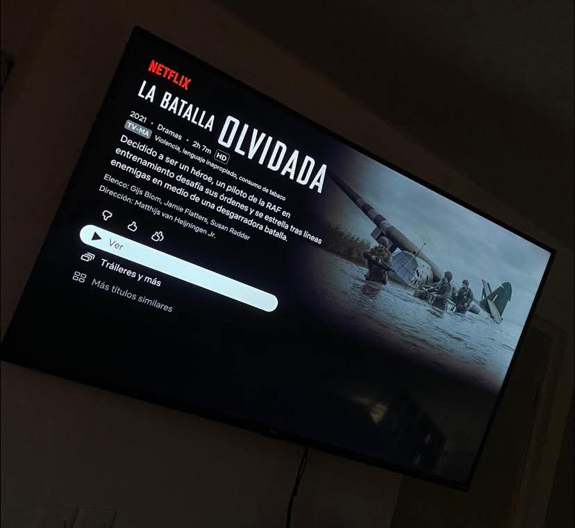 Esta película está 10/10 buenisima !!! 
Suspenso acción e intriga palomera.
Está en Netflix 🍿🍗