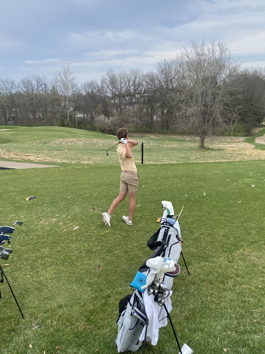Cats shoot a solid team score of 243 but fall to a strong Ladue team with a 232.  Caden Bergfeld plays the best round of the season so far with an even par 35!!!