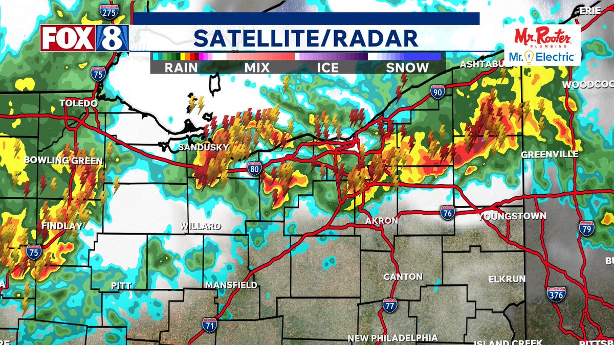 DJonesFox8's tweet photo. These storms aren’t stopping. A lot of wind and rain with these. Even a shelf cloud as they round rolled in off the lake. #clewx #ohwx #fox8cleveland https://t.co/y1S28f0v4y