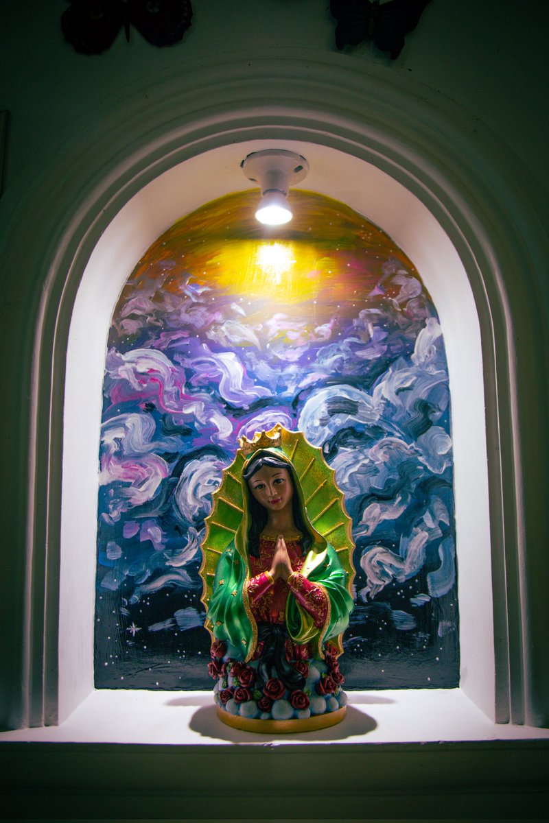luisquevedop's tweet photo. Les comparto un pequeño mural que pinte en mi casa, hecho con pinturas acrílicas, dedicado a la virgen María, regalo para mi mamá ❤️
Me encanta el nuevo rumbo que estoy teniendo como artista, ya individual otra vez, ¿por qué permanecer en un lugar donde las...

#arte #virgen https://t.co/nS56cMzMYd