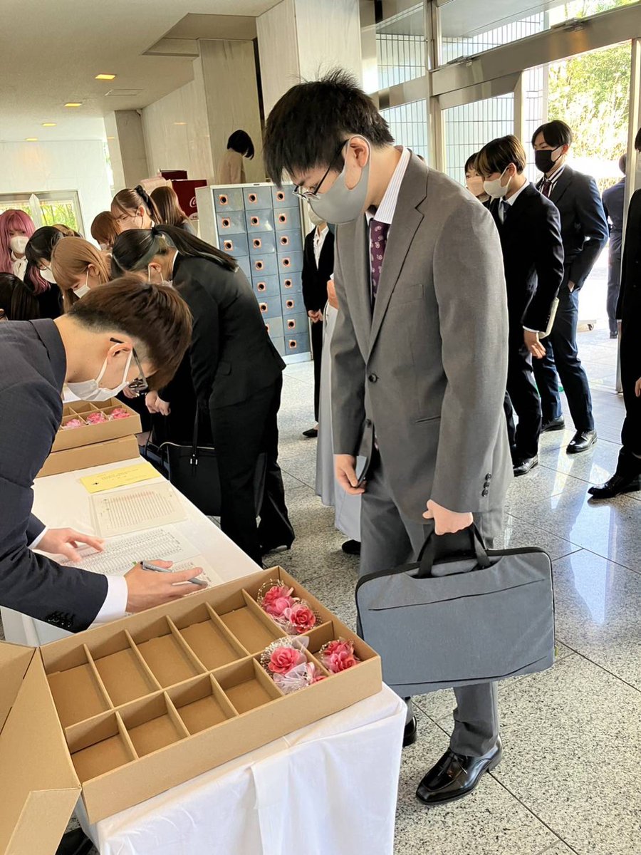 大学の入学式☺
結局幼稚園から大学まで長男と一緒の学校🤫
長男の時はまだコロナで式が終わり次第帰っていたけど
今はレセプションとかあるんだねぇ
今年新入学、新社会人の皆様おめでとう🎉