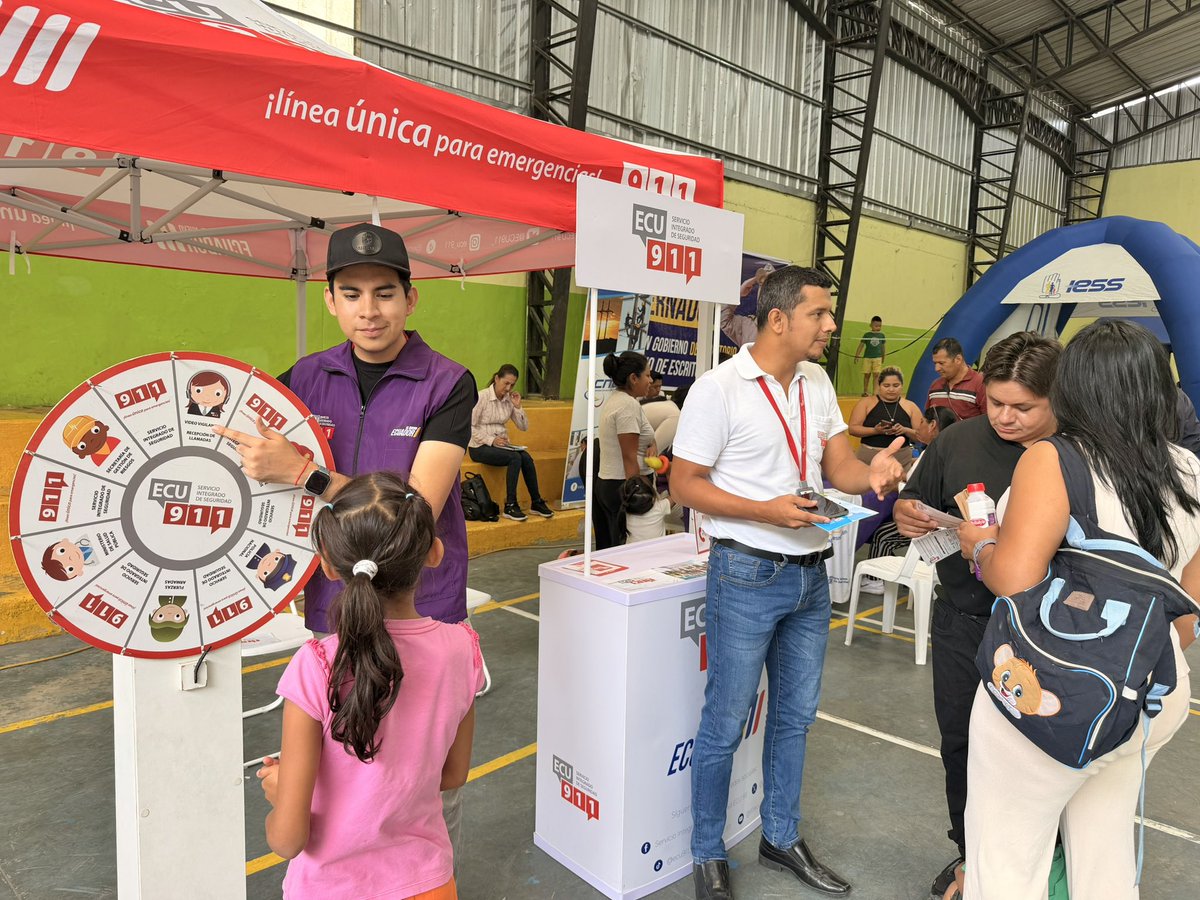 ECU911PVO's tweet photo. 📍 #SantoDomingoDeLosTsáchilas

El equipo de vinculación, junto a #Ecutrón, participó en la Brigada Social del Nuevo Ecuador en la parroquia Alluriquín, promoviendo la cultura de prevención mediante la socialización del uso correcto de la #LíneaÚnicaParaEmergencias 9️⃣1️⃣1️⃣.

📱Durante esta jornada, también se brindó orientación sobre el uso de la #AppECU911, una herramienta clave para reportar emergencias de forma ágil y oportuna desde el celular.

#VinculaciónECU911