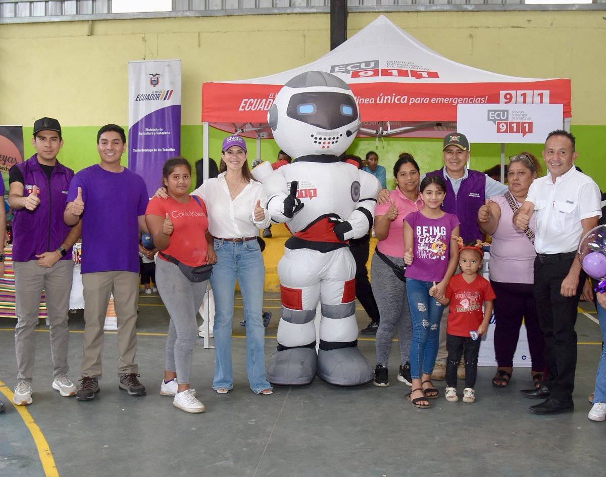 ECU911PVO's tweet photo. 📍 #SantoDomingoDeLosTsáchilas

El equipo de vinculación, junto a #Ecutrón, participó en la Brigada Social del Nuevo Ecuador en la parroquia Alluriquín, promoviendo la cultura de prevención mediante la socialización del uso correcto de la #LíneaÚnicaParaEmergencias 9️⃣1️⃣1️⃣.

📱Durante esta jornada, también se brindó orientación sobre el uso de la #AppECU911, una herramienta clave para reportar emergencias de forma ágil y oportuna desde el celular.

#VinculaciónECU911