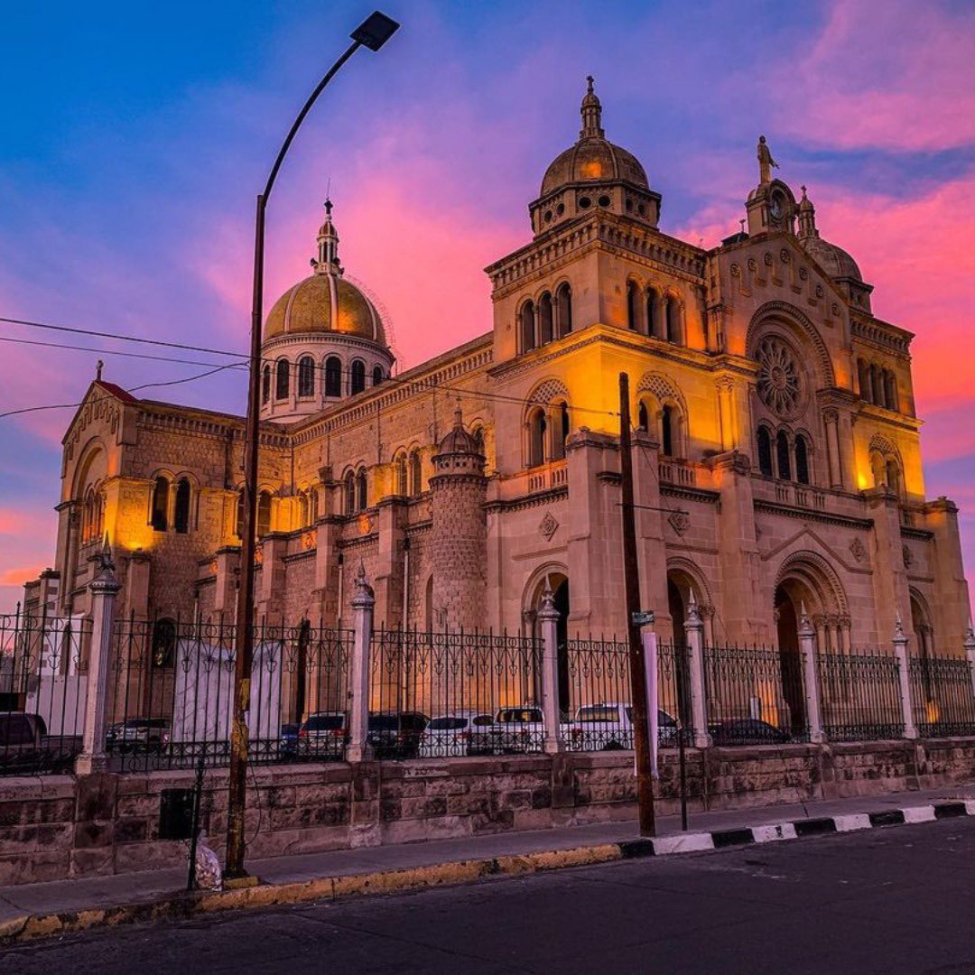 SECTUR_mx's tweet image. Entre calles que guardan historias de cine y sierras que cambian de color con la luz, #Durango propone una #SemanaSanta distinta. 🎬🌄

En la capital, recorre su Centro Histórico, uno de los más extensos del norte del país, con más de mil edificios catalogados, y descubre por qué