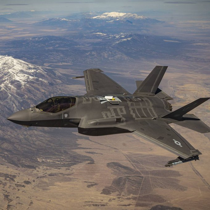 BREAKING: π¨ π Northern Las Vegas: U.S. Air Force F-35 fighter jet has crashed during a training at Nellis Air Force Base in Nevada. The pilot safely ejected from the aircraft before the crash. #BREAKING #BreakingNews #PlaneCraspic.x.com/a3iBvuv7WtWt