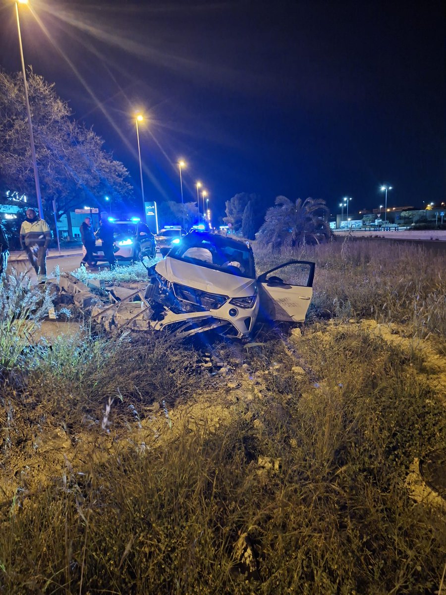 PLSantJoandALC's tweet photo. #PLSJ Anoche se intervino en un accidente motivado por quedarse dormido el conductor, recuerda el cansancio y la conducción no son compatibles #Policiatrafico #Conduceconprecaucion https://t.co/SkGogELCie