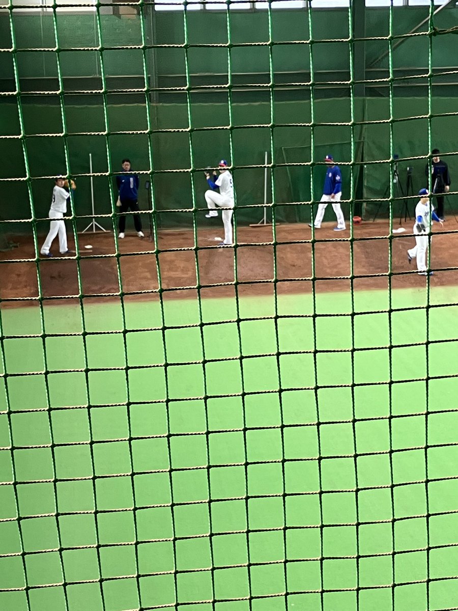 ナゴヤ球場。三浦、篠崎、高橋幸がブルペン。