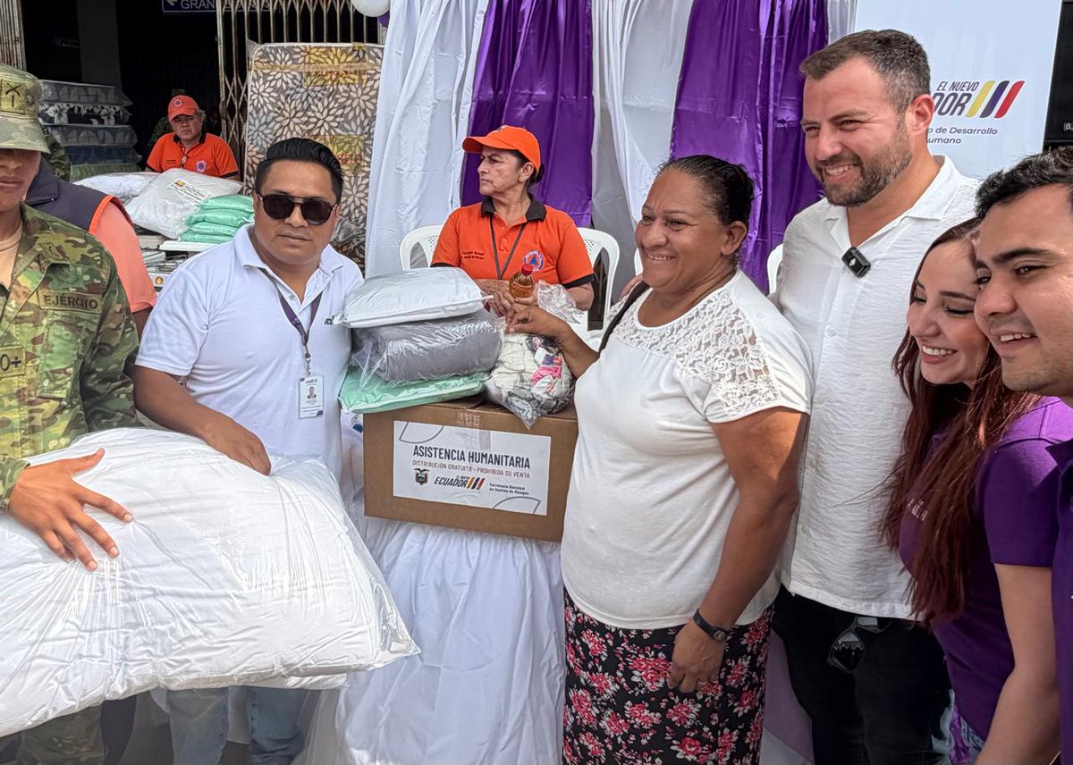 Riesgos_Ec's tweet photo. 📍 #ElOro

Tras las afectaciones provocadas por la época lluviosa en varios sectores del cantón Machala, el Gobierno Nacional continúa brindando atención a las familias afectadas.

A través de la Secretaría Nacional de Gestión de Riesgos, este martes 31 de marzo de 2026 se realizó una entrega de asistencia humanitaria complementaria en territorio.

La asistencia fue entregada en:

🟪 Machala: varios sectores.

Atendemos con: 

🟪 60 kits Complementarios de Alimentos 
🟪 30 cocinetas
🟪 20 kits de dormir

La jornada contó la presencia de @GoberElOro, @IEPS_Ec, @Salud_Ec, @RegistroCivilec  y el Voluntariado de Protección Civil.

Seguimos en territorio, acompañando a nuestra gente y protegiendo vidas. 🇪🇨💜

@Presidencia_Ec
@CaroLozanoHaro
@GoberElOro

#ElNuevoEcuador