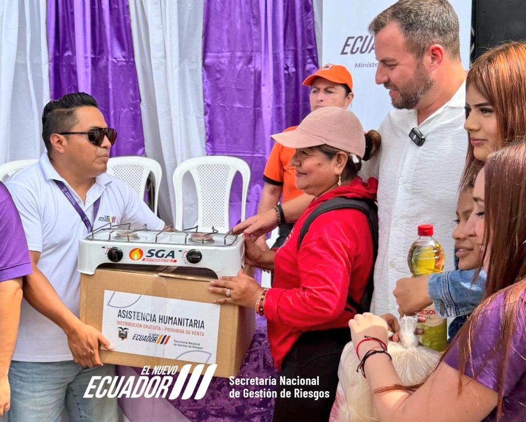 Riesgos_Ec's tweet photo. 📍 #ElOro

Tras las afectaciones provocadas por la época lluviosa en varios sectores del cantón Machala, el Gobierno Nacional continúa brindando atención a las familias afectadas.

A través de la Secretaría Nacional de Gestión de Riesgos, este martes 31 de marzo de 2026 se realizó una entrega de asistencia humanitaria complementaria en territorio.

La asistencia fue entregada en:

🟪 Machala: varios sectores.

Atendemos con: 

🟪 60 kits Complementarios de Alimentos 
🟪 30 cocinetas
🟪 20 kits de dormir

La jornada contó la presencia de @GoberElOro, @IEPS_Ec, @Salud_Ec, @RegistroCivilec  y el Voluntariado de Protección Civil.

Seguimos en territorio, acompañando a nuestra gente y protegiendo vidas. 🇪🇨💜

@Presidencia_Ec
@CaroLozanoHaro
@GoberElOro

#ElNuevoEcuador