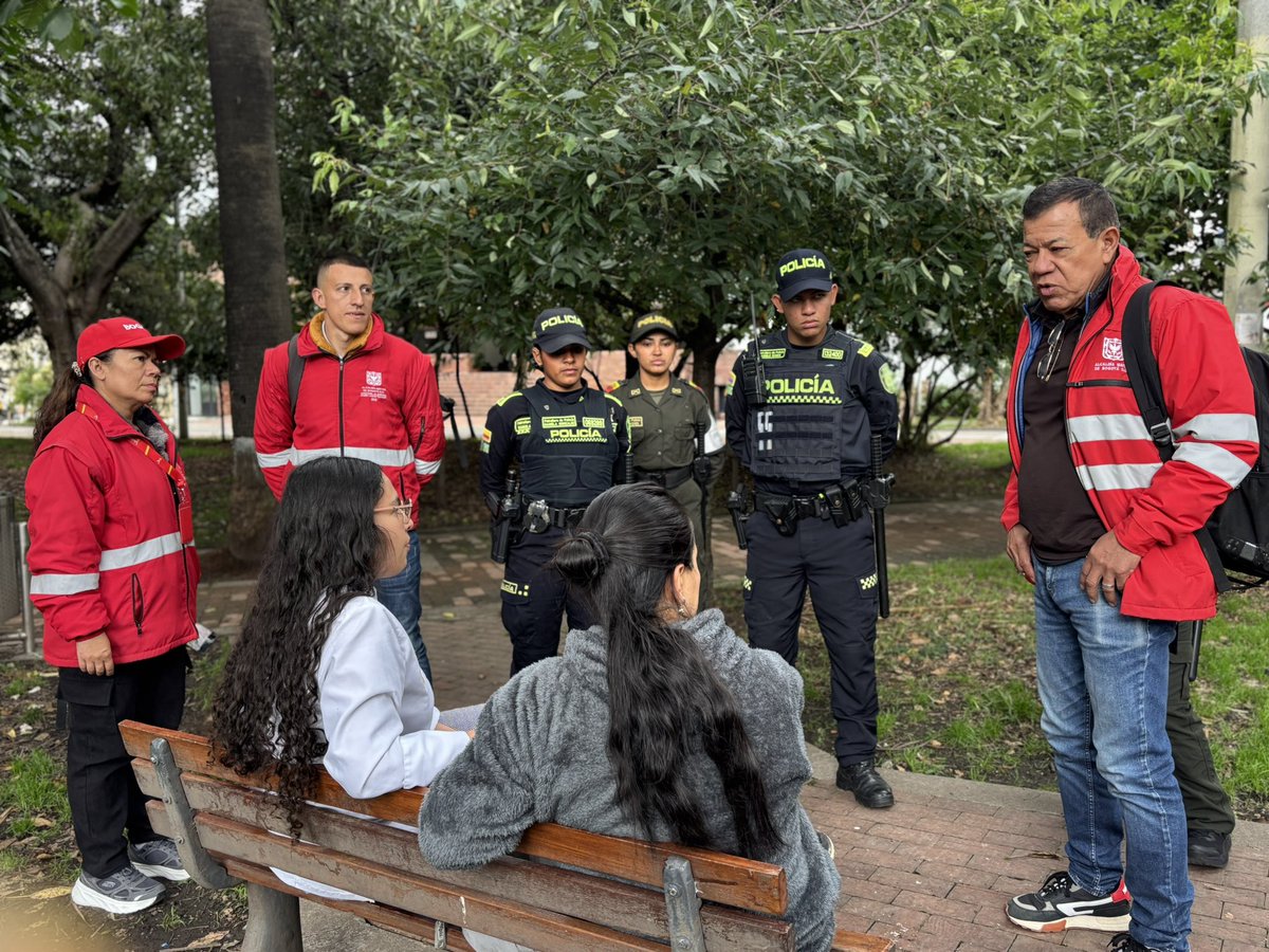 teusaquillo13's tweet photo. ✨👮🏻En Semana Santa garantizamos la seguridad con el #PlanParques, recorriendo parques de Teusaquillo para proteger a niños, niñas y adolescentes.
Realizamos acciones de prevención, sensibilización y acompañamiento para que la comunidad disfrute estos espacios con tranquilidad. https://t.co/tIBvEQkB8n