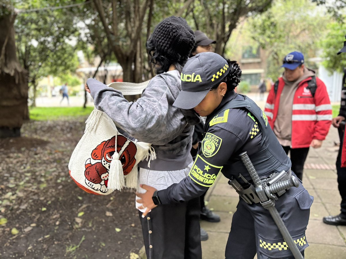 teusaquillo13's tweet photo. ✨👮🏻En Semana Santa garantizamos la seguridad con el #PlanParques, recorriendo parques de Teusaquillo para proteger a niños, niñas y adolescentes.
Realizamos acciones de prevención, sensibilización y acompañamiento para que la comunidad disfrute estos espacios con tranquilidad. https://t.co/tIBvEQkB8n