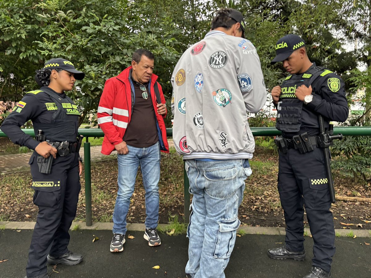 teusaquillo13's tweet photo. ✨👮🏻En Semana Santa garantizamos la seguridad con el #PlanParques, recorriendo parques de Teusaquillo para proteger a niños, niñas y adolescentes.
Realizamos acciones de prevención, sensibilización y acompañamiento para que la comunidad disfrute estos espacios con tranquilidad. https://t.co/tIBvEQkB8n