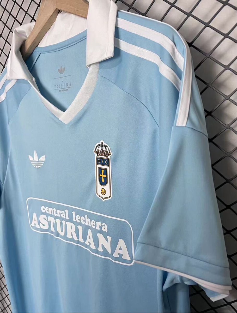ReplicasN's tweet photo. Ya tenemos disponibles las camisetas del centenario del #realoviedo #realoviedo100 Que os parece? A nosotros nos encanta 😍 30€ y si la quiere con nombre y número 35€ https://t.co/Uao6Hk8G6l