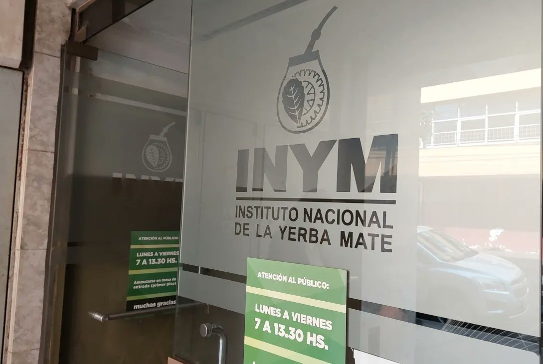 jorgekurrle's tweet image. Sin precio de referencia, el #Inym agrava la crisis y enciende la #cadena #yerbatera 

La decisión del Directorio del Instituto Nacional de la Yerba Mate (Inym) de no establecer un precio de referencia para la hoja verde volvió a dejar expuesta la fractura interna del sector y