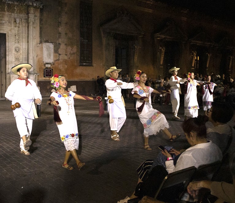 MeridaCultura1's tweet image. ✨En Mérida, la historia se proyecta, se dialoga y se baila en el espectáculo “Diálogos de Conquistador”, los miércoles en la fachada del Museo Casa Montejo, a partir de las 8:30 p.m. #EncuentroDeDosMundos #Videomapping #Teatro #Folclor #MéridaContigoEsMejor @CeciliaPatronL