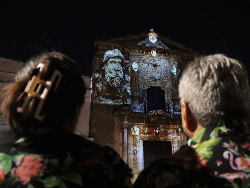 MeridaCultura1's tweet image. ✨En Mérida, la historia se proyecta, se dialoga y se baila en el espectáculo “Diálogos de Conquistador”, los miércoles en la fachada del Museo Casa Montejo, a partir de las 8:30 p.m. #EncuentroDeDosMundos #Videomapping #Teatro #Folclor #MéridaContigoEsMejor @CeciliaPatronL