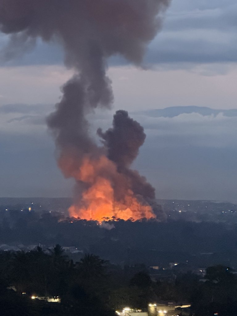 Incendie dans un camp militaire à Bujumbura.
Ce soir, nos familles vivant à Bujumbura nous ont informés de la situation.
Un important nuage de fumée, comme vous pouvez le constater, peut représenter un danger pour la population du Burundi et des environs.