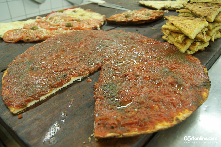PIZZA DE CANCHA 🍕

En la década del 30 aparece esta famosísima pizza de la mano de Angelín, un inmigrante italiano del que se sabe muy poco y al que se le adjudica la invención de dicha pizza.
 
En esa época, como el queso era muy caro, hacía la pizza sin queso y con una salsa