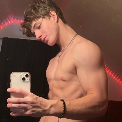 ar1ma927's tweet photo. @SettCandy 😭😭 go hit chest bro https://t.co/FIkns4UXpD