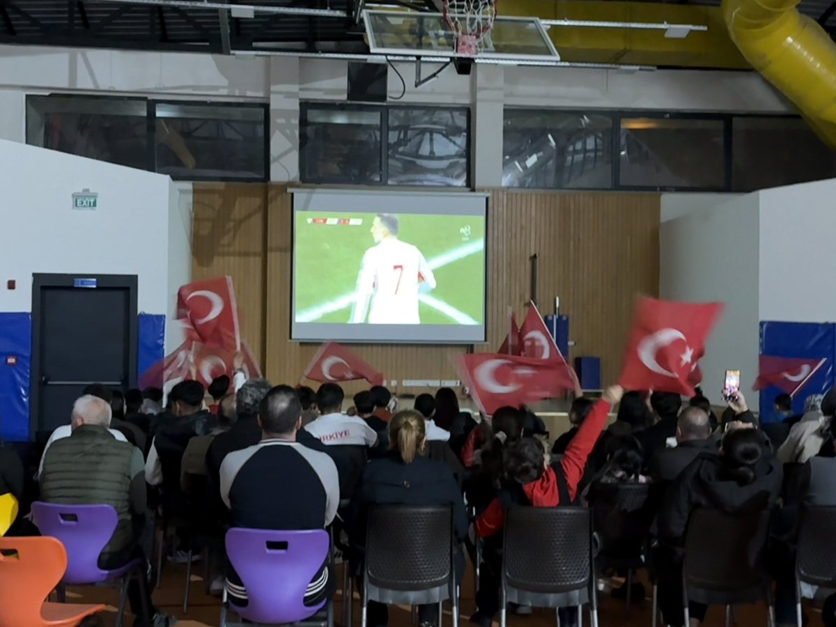 GSB_ToroslarGM's tweet photo. 🇹🇷🔥 Gönüllülerimizle birlikte Türkiye – Kosova maçını büyük bir coşkuyla izliyoruz!

Heyecan dorukta, tezahüratlar yükseliyor, kalpler aynı ritimde atıyor!
Milli takımımız için tek yürek, tek ses! ⚽ https://t.co/VagiNM6pnP